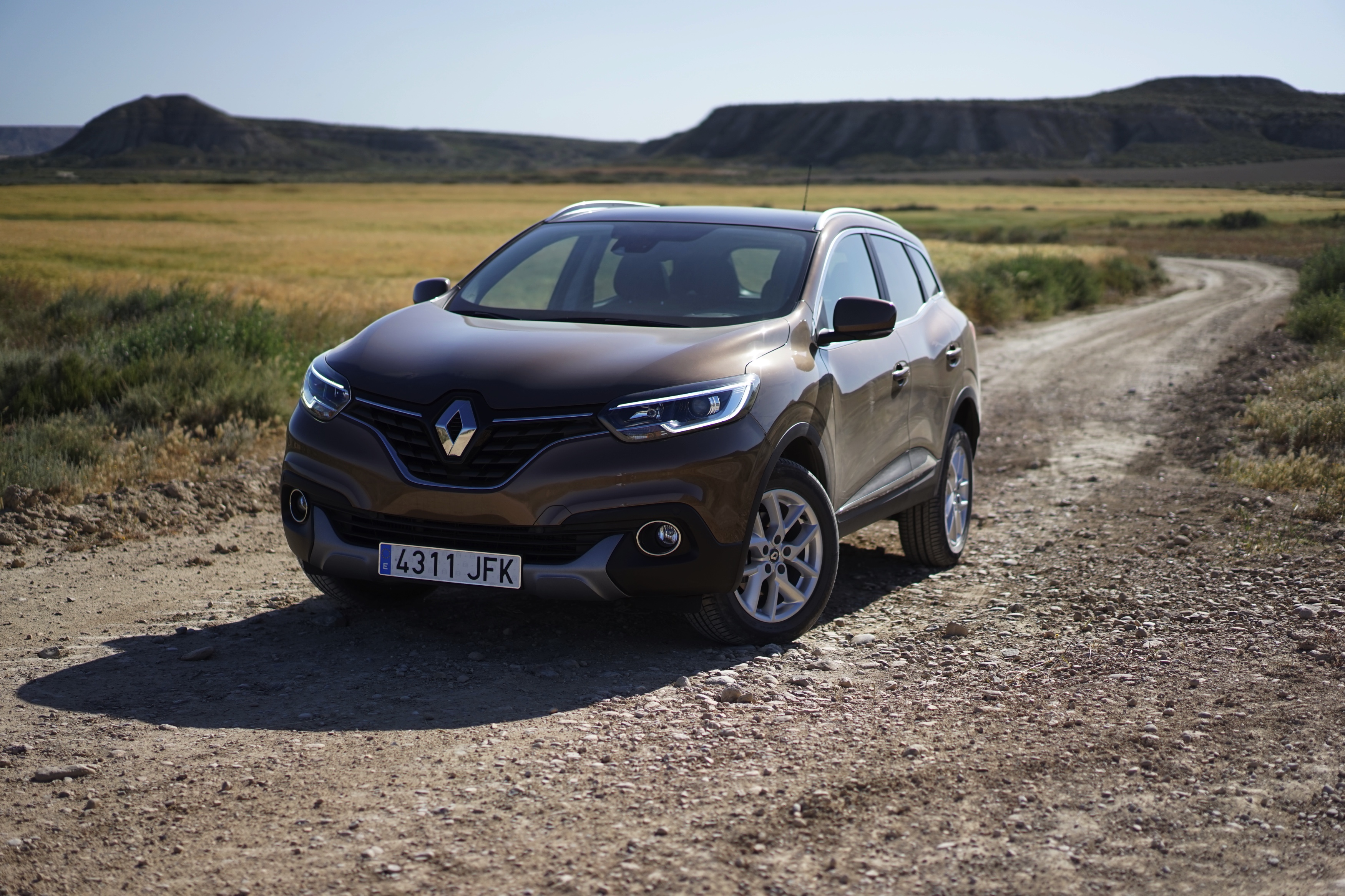 Renault zet in op crossovers. Na de Captur en de Espace is er nu de Kadjar. Gebaseerd op het platform van de Nissan Qashqai moet dit model weer nieuwe kopers naar Renault trekken. Rijtest!
