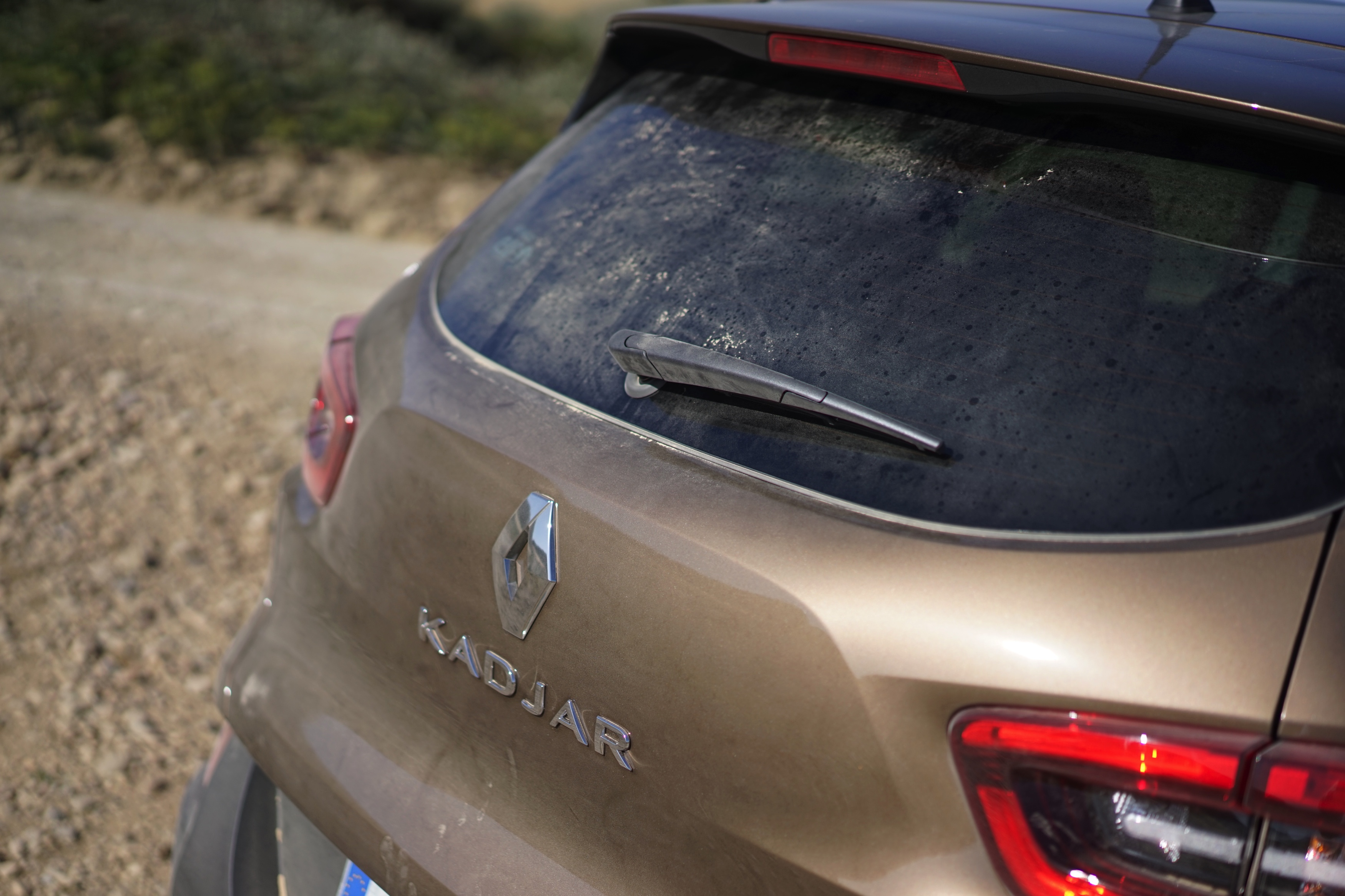 Renault zet in op crossovers. Na de Captur en de Espace is er nu de Kadjar. Gebaseerd op het platform van de Nissan Qashqai moet dit model weer nieuwe kopers naar Renault trekken. Rijtest!