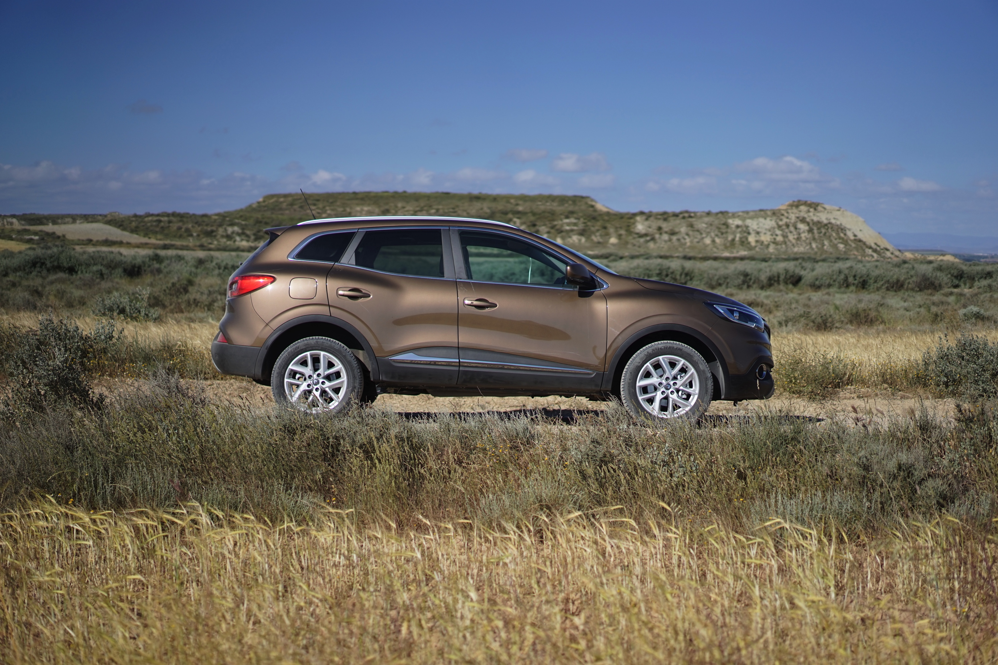 Renault zet in op crossovers. Na de Captur en de Espace is er nu de Kadjar. Gebaseerd op het platform van de Nissan Qashqai moet dit model weer nieuwe kopers naar Renault trekken. Rijtest!