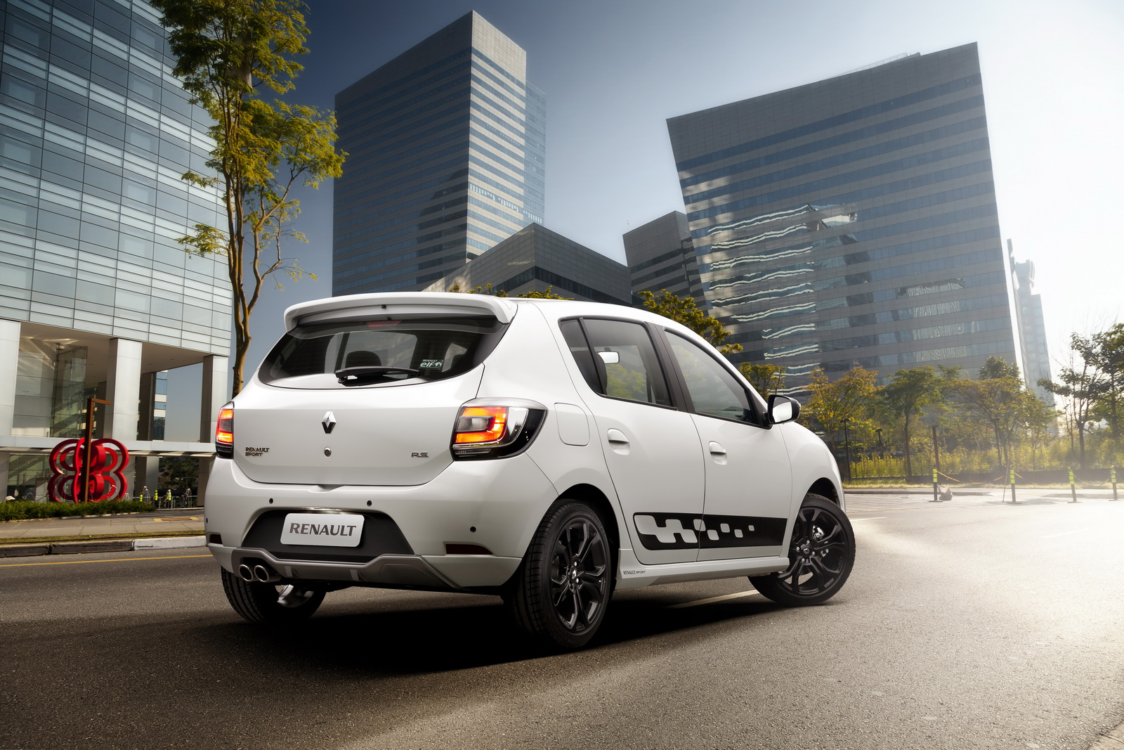 Renault introduceert Sandero RS in Latijns Amerika. De auto is gebaseerd op de Dacia maar komt dan met sportieve genen voor de dag.