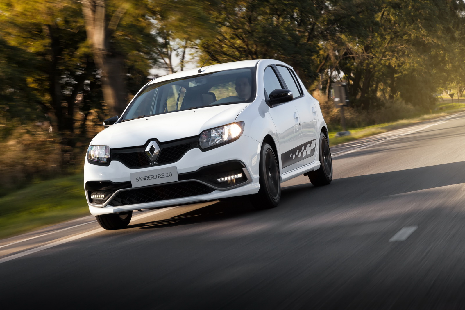 Renault introduceert Sandero RS in Latijns Amerika. De auto is gebaseerd op de Dacia maar komt dan met sportieve genen voor de dag.