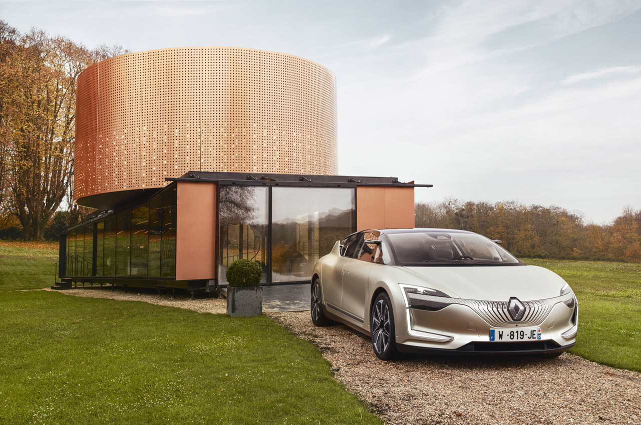 Renault heeft een afgeleide versie van de Symbioz conceptstudie gebouwd die inmiddels autonoom rijdend in de praktijk wordt getest.