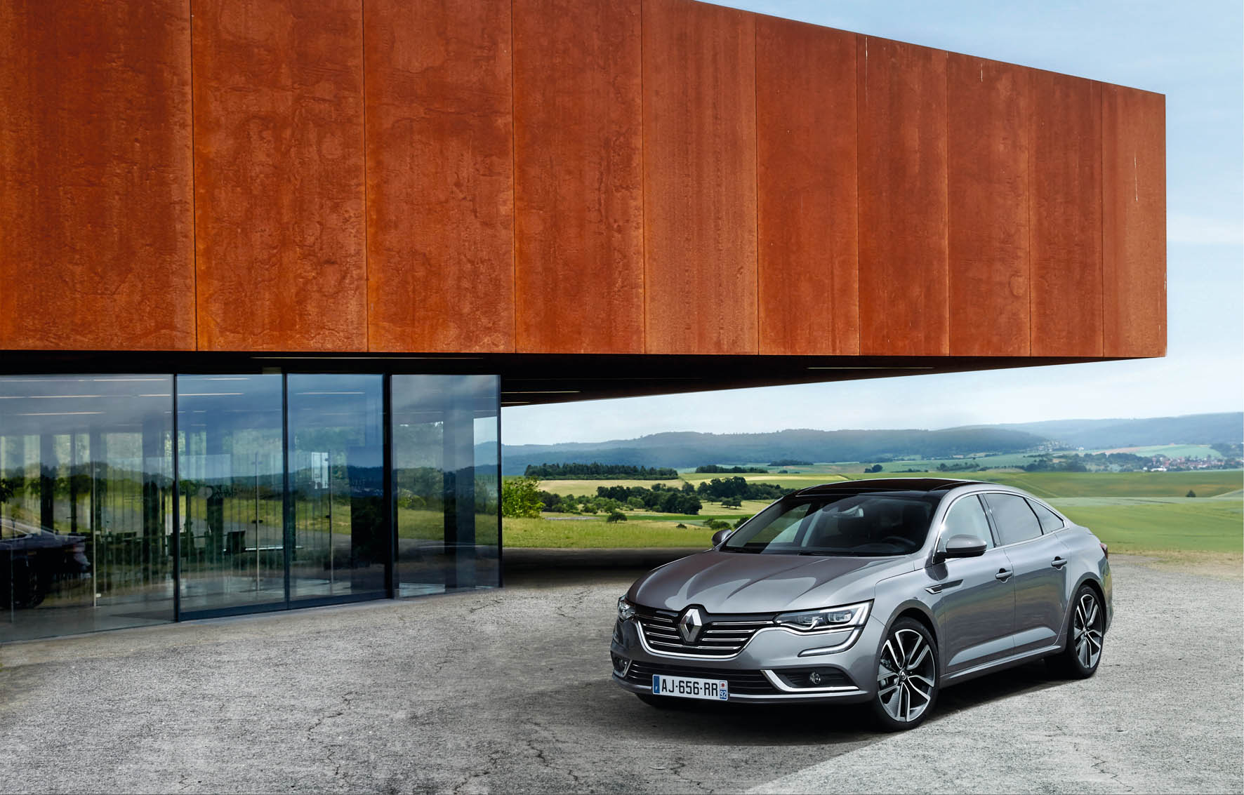 De Renault Laguna en Safrane hebben een opvolger in de vorm van de Talisman, de vierdeurs sedan van Renault die begin 2016 op de markt komt.