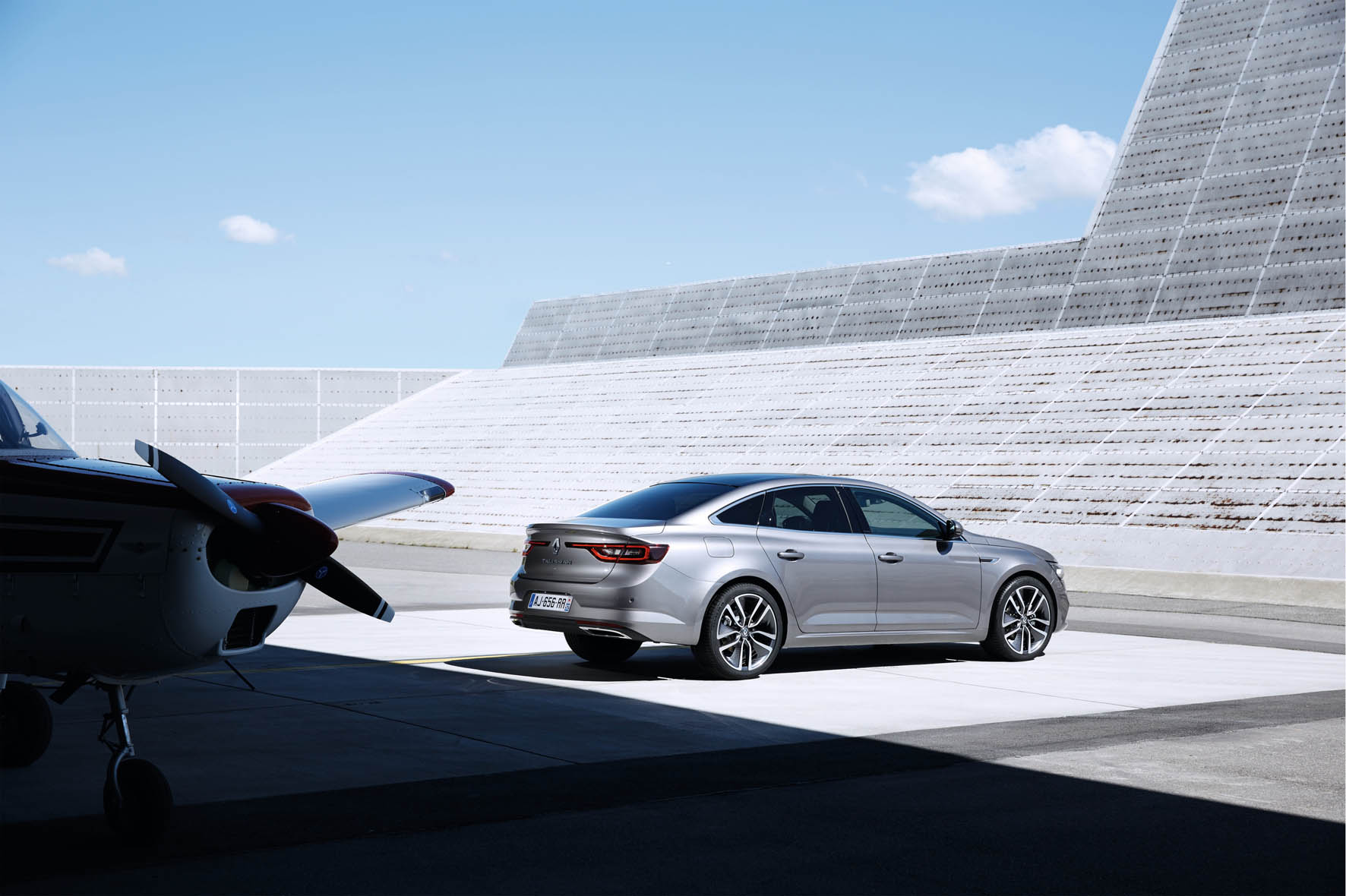De Renault Laguna en Safrane hebben een opvolger in de vorm van de Talisman, de vierdeurs sedan van Renault die begin 2016 op de markt komt.