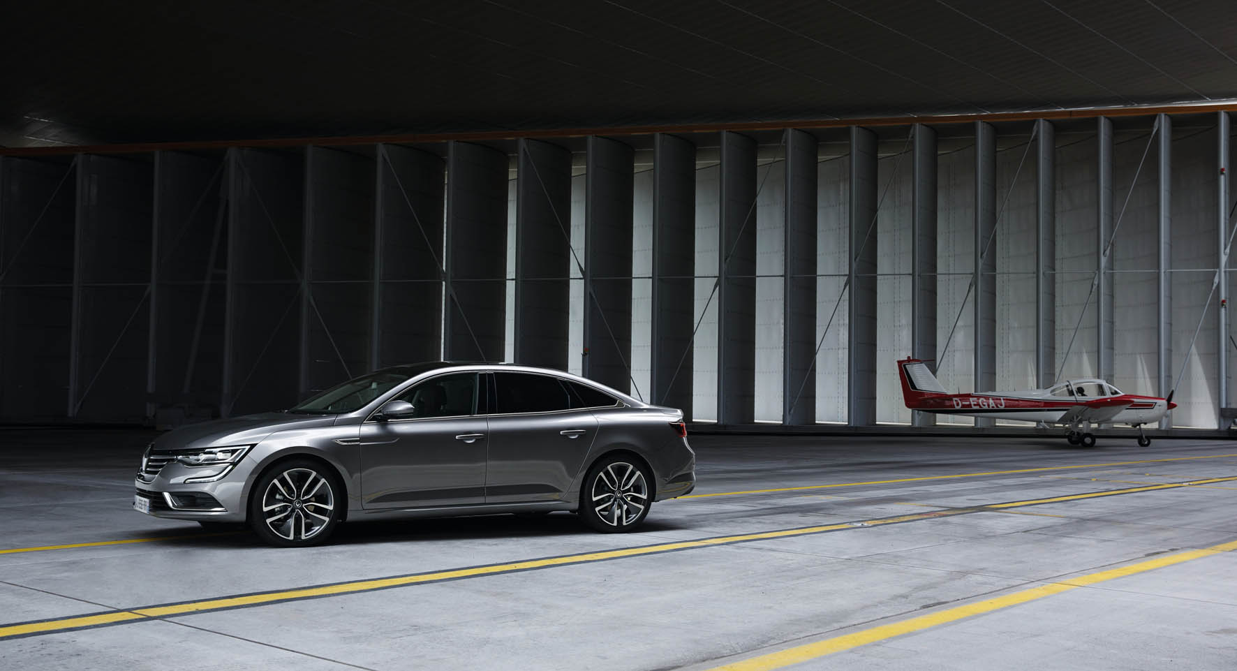 De Renault Laguna en Safrane hebben een opvolger in de vorm van de Talisman, de vierdeurs sedan van Renault die begin 2016 op de markt komt.