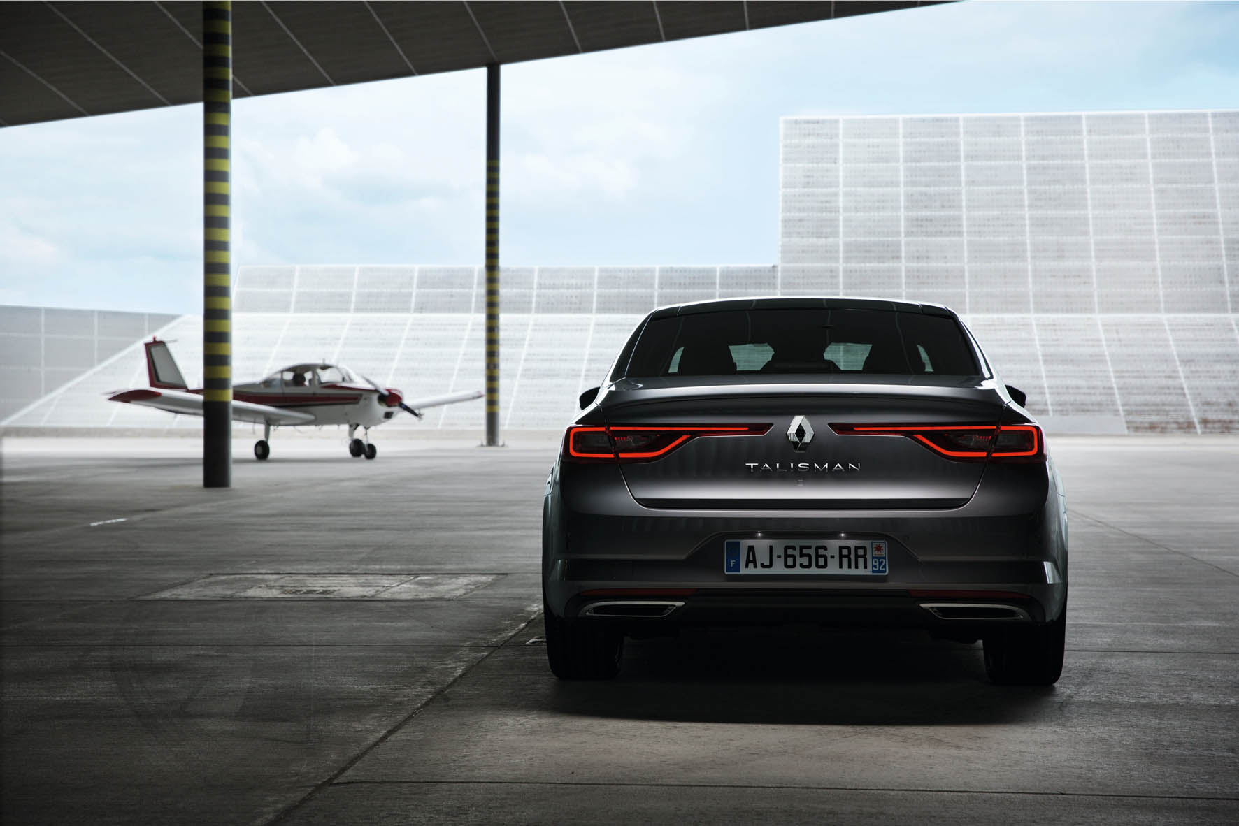 De Renault Laguna en Safrane hebben een opvolger in de vorm van de Talisman, de vierdeurs sedan van Renault die begin 2016 op de markt komt.