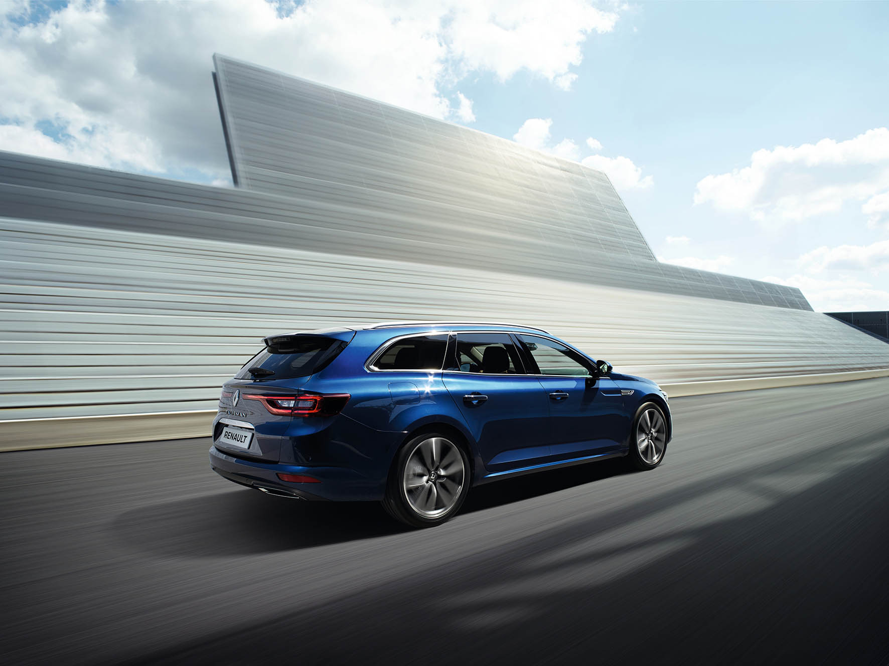 Prijzen en uitvoeringen van de nieuwe Renault Talisman Sedan en Estate zijn bekend. Ze staan begin 2016 in de showroom vanaf 30.590 euro met 21% bijtelling.