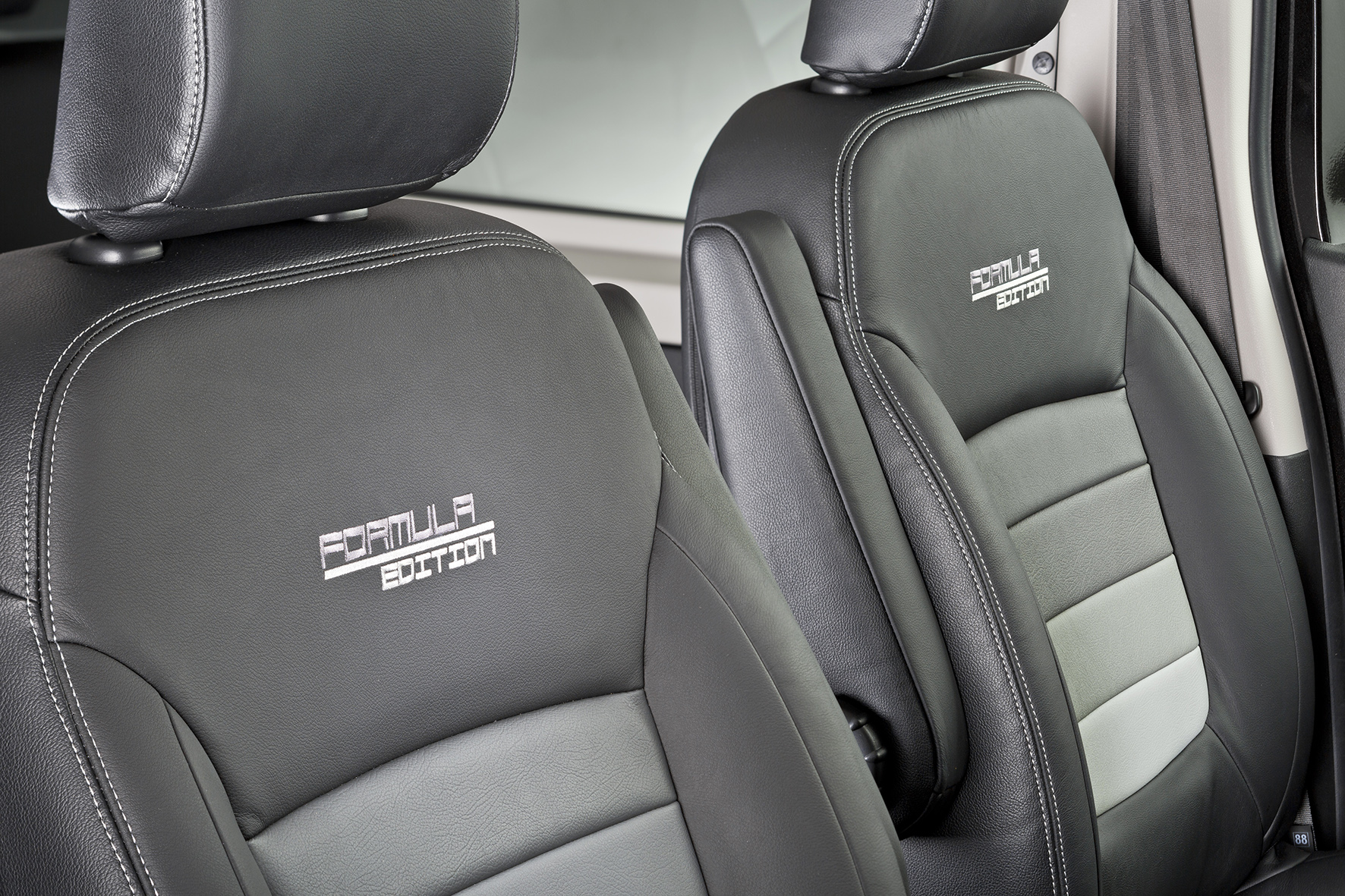 Op zoek naar een sportieve bedrijfswagen? Renault introduceert de Trafic Formula Edition met sportieve accenten en speciale styling.