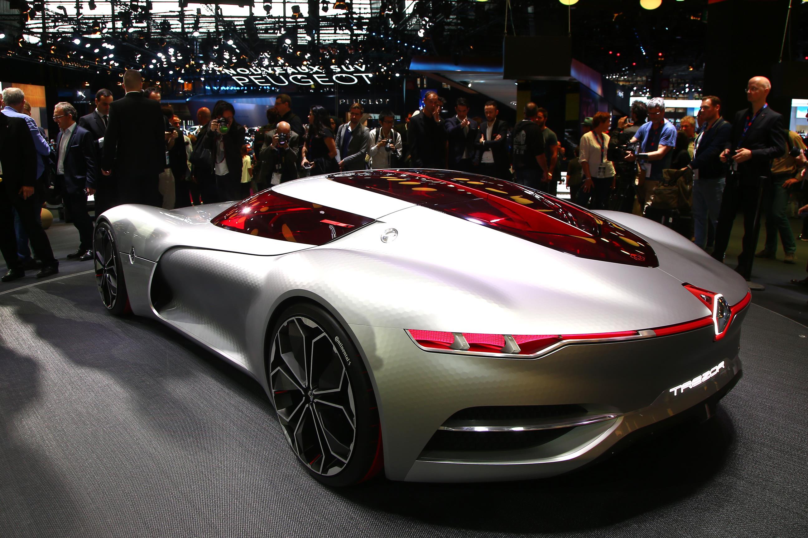 Renault toont op de Autosalon van Parijs de TreZor conceptcar, die een voorproefje geeft van Renaults nieuwe designtaal en technologien, waaronder autonoom rijden.
