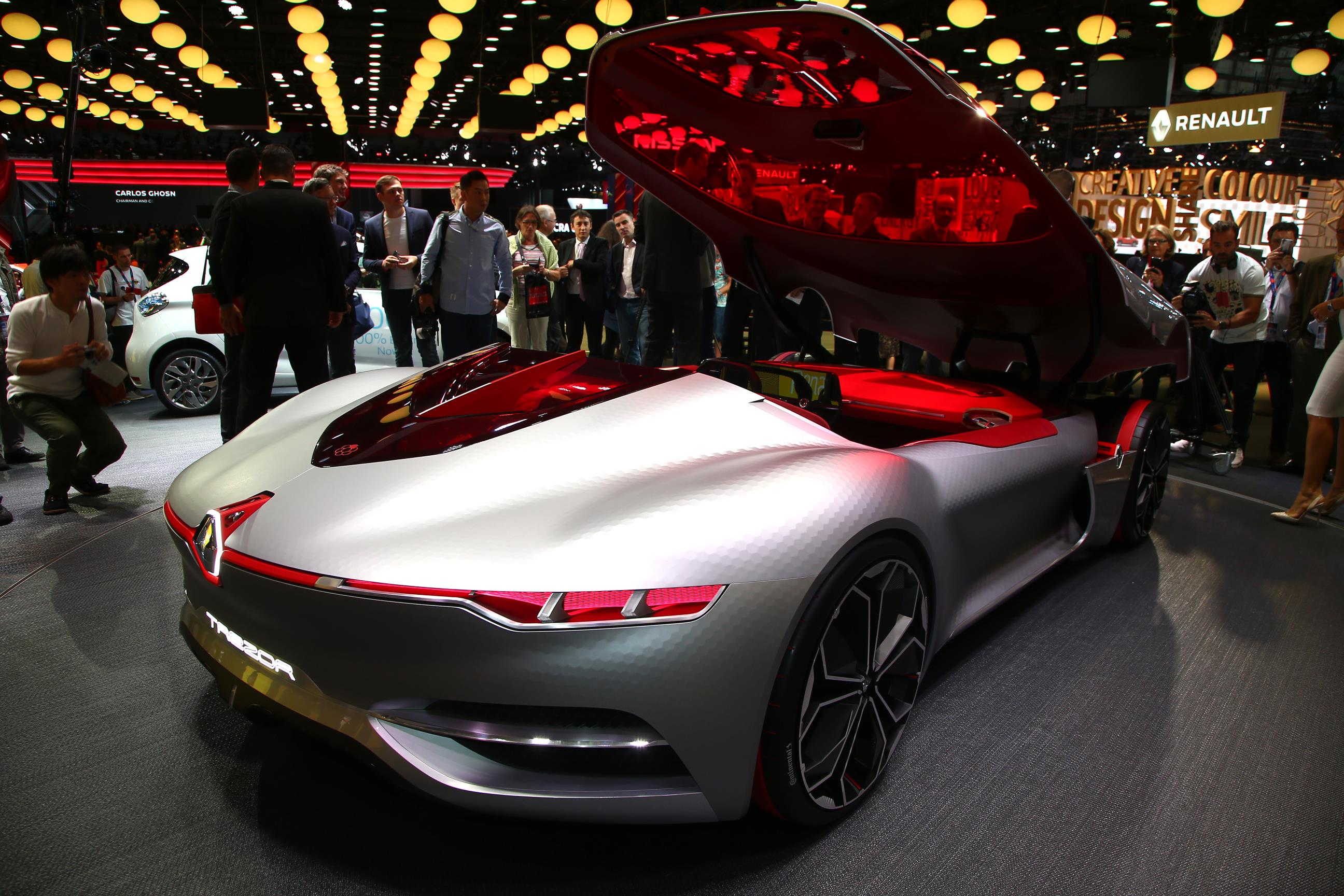 Renault toont op de Autosalon van Parijs de TreZor conceptcar, die een voorproefje geeft van Renaults nieuwe designtaal en technologien, waaronder autonoom rijden.