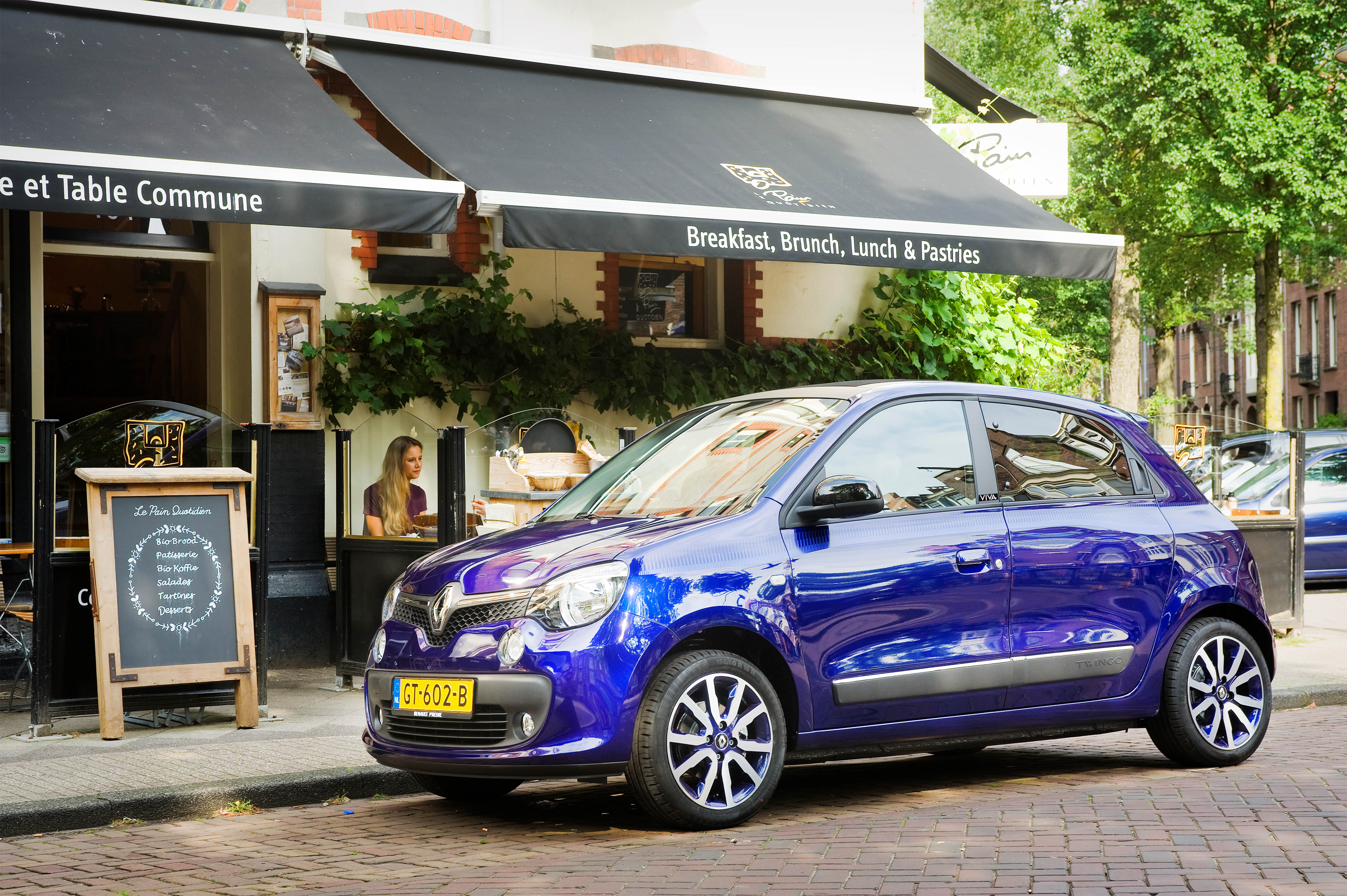 Renault introduceert Serie Signature modellen. De Renault Twingo VIVA bijt spits af, gevolgd door de Captur Barista.