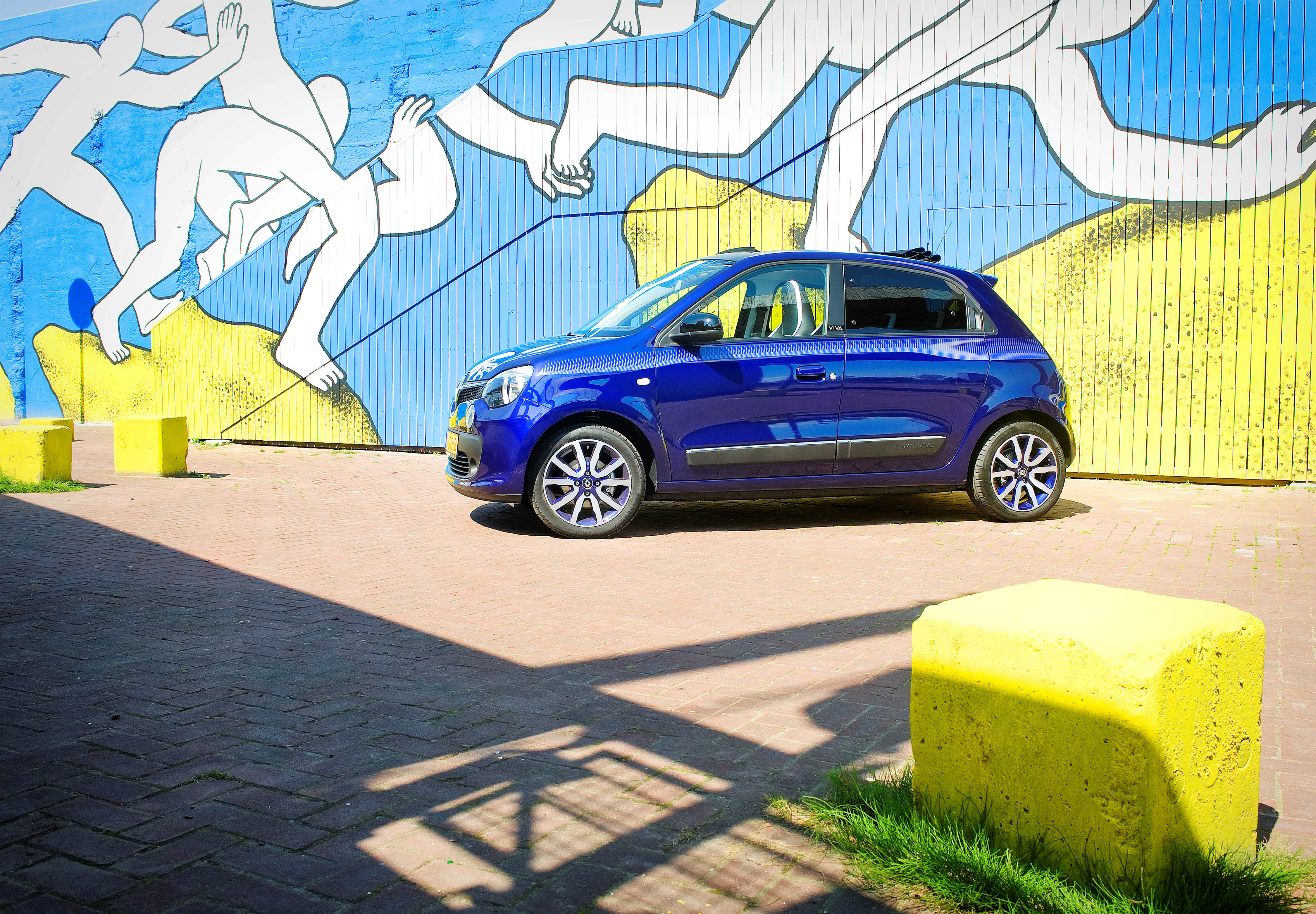 Renault introduceert Serie Signature modellen. De Renault Twingo VIVA bijt spits af, gevolgd door de Captur Barista.