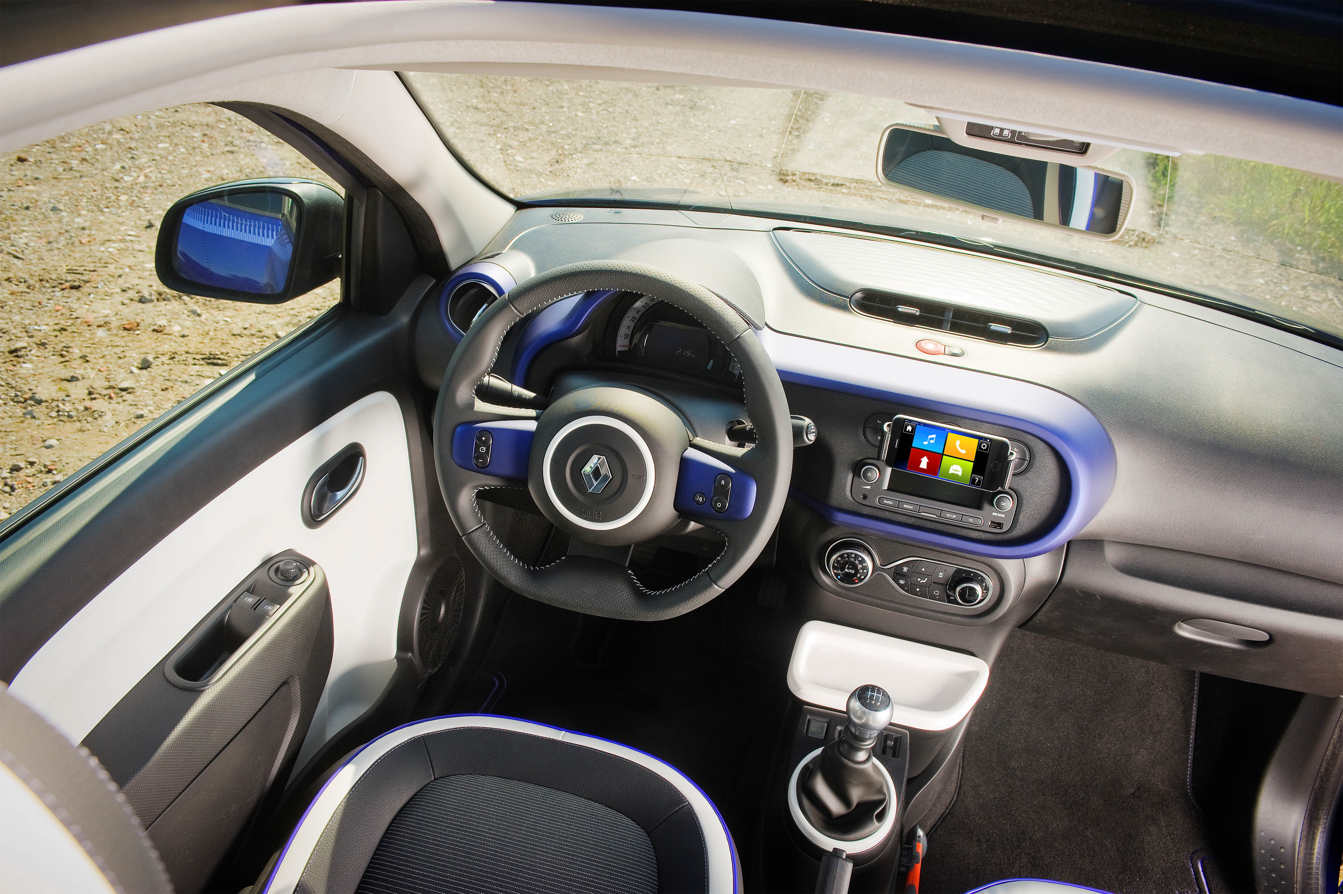 Renault introduceert Serie Signature modellen. De Renault Twingo VIVA bijt spits af, gevolgd door de Captur Barista.
