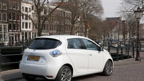 Renault ZOE precies een jaar geleden gentroduceerd. Inmiddels is de elektrische Renault zo'n 600 keer in Nederland verkocht.
