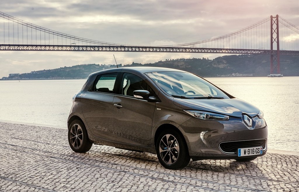 In 2013 kwam Renault met de ZOE, een auto die elektrische rijden betaalbaar en realistisch maakte. Nu is de auto gepdatet met onder andere een nieuwe batterij.