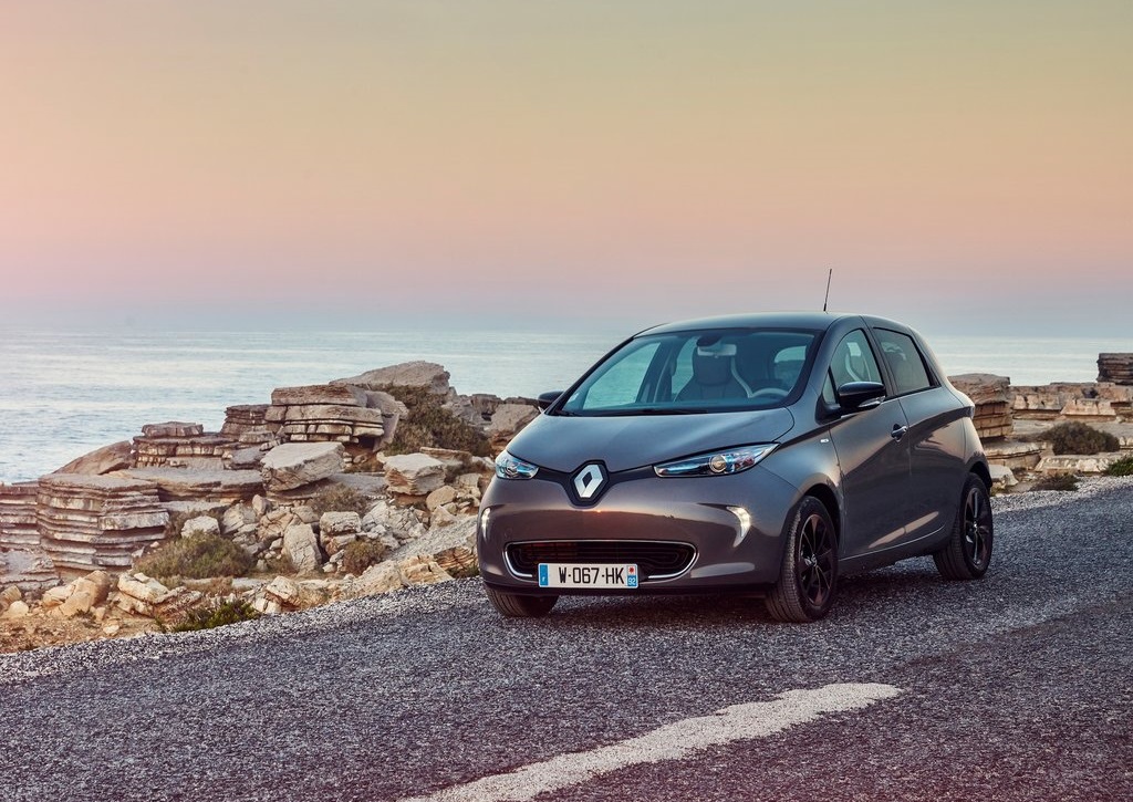 In 2013 kwam Renault met de ZOE, een auto die elektrische rijden betaalbaar en realistisch maakte. Nu is de auto gepdatet met onder andere een nieuwe batterij.