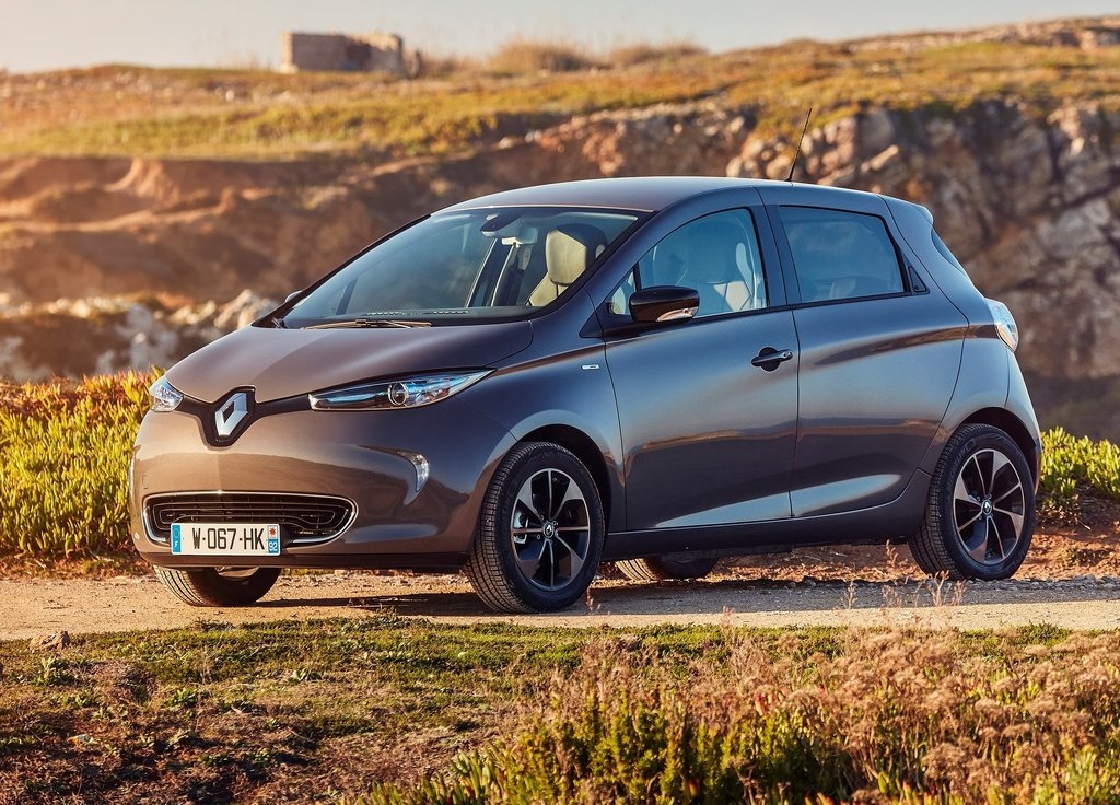 In 2013 kwam Renault met de ZOE, een auto die elektrische rijden betaalbaar en realistisch maakte. Nu is de auto gepdatet met onder andere een nieuwe batterij.