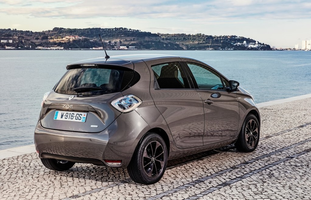 In 2013 kwam Renault met de ZOE, een auto die elektrische rijden betaalbaar en realistisch maakte. Nu is de auto gepdatet met onder andere een nieuwe batterij.