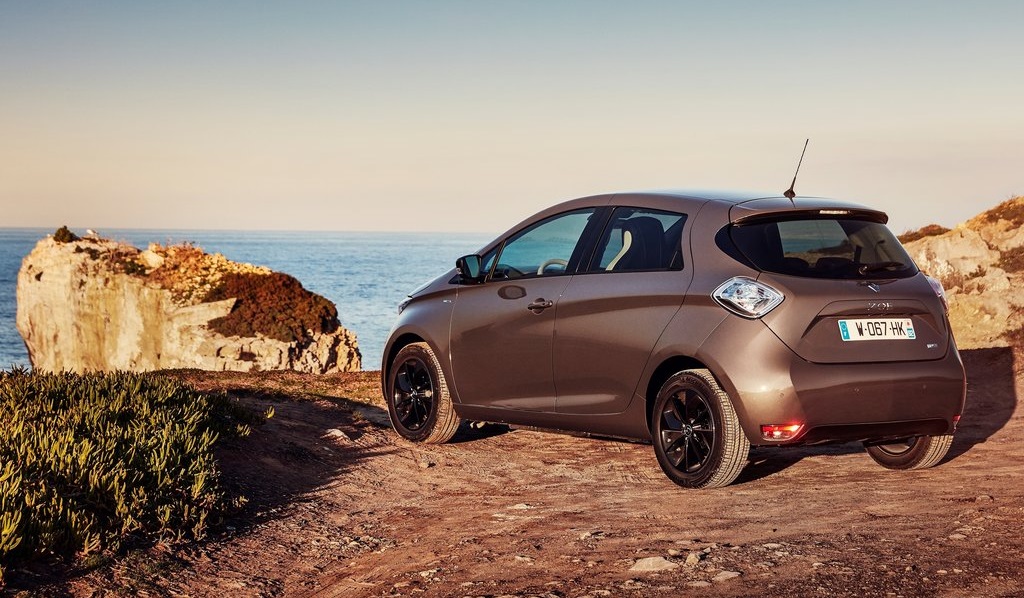 In 2013 kwam Renault met de ZOE, een auto die elektrische rijden betaalbaar en realistisch maakte. Nu is de auto gepdatet met onder andere een nieuwe batterij.