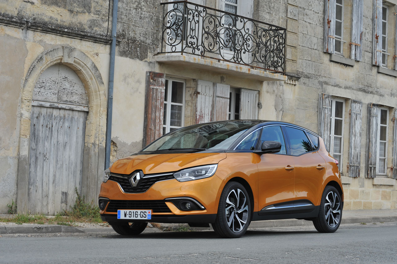 AutoVandaag doet een autotest met de Renault Scnic TCe 130.