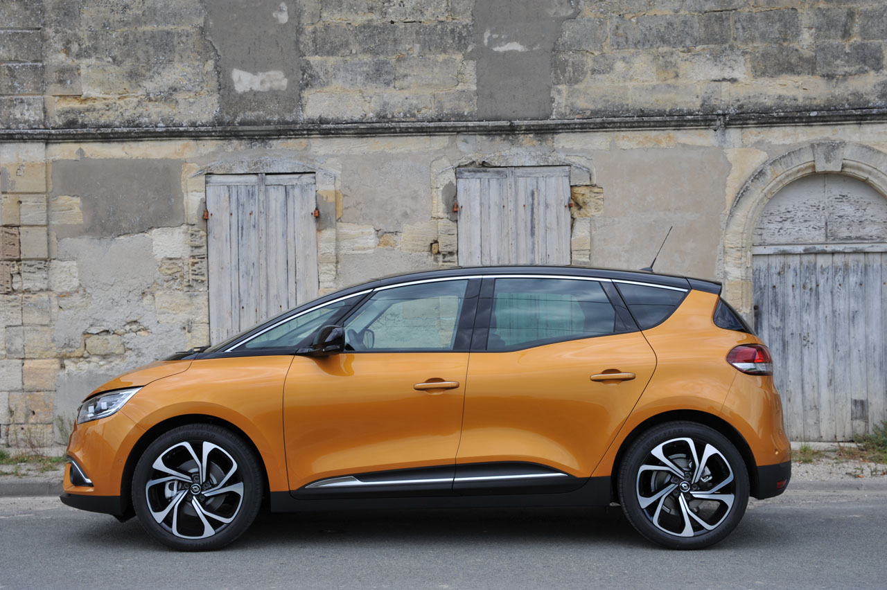 AutoVandaag doet een autotest met de Renault Scnic TCe 130.