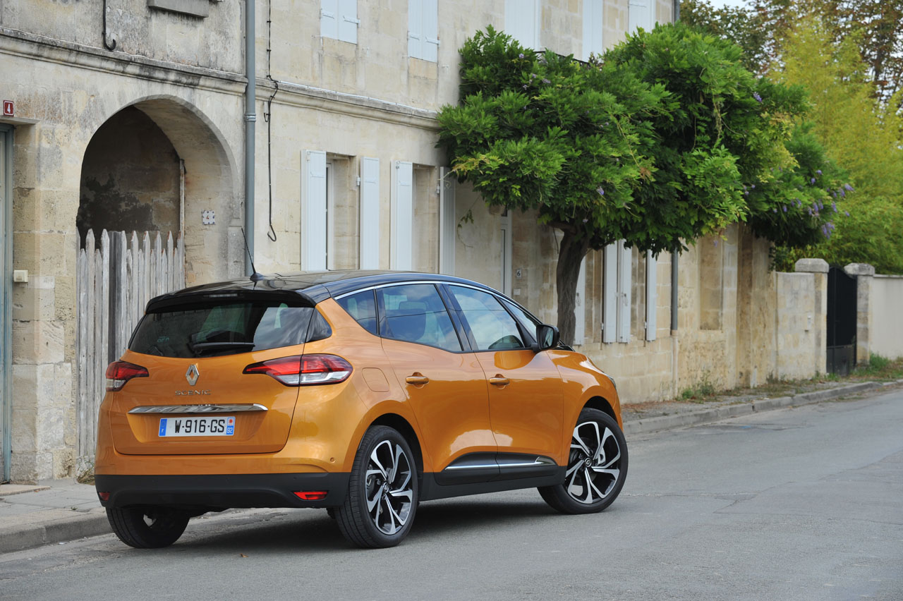 AutoVandaag doet een autotest met de Renault Scnic TCe 130.
