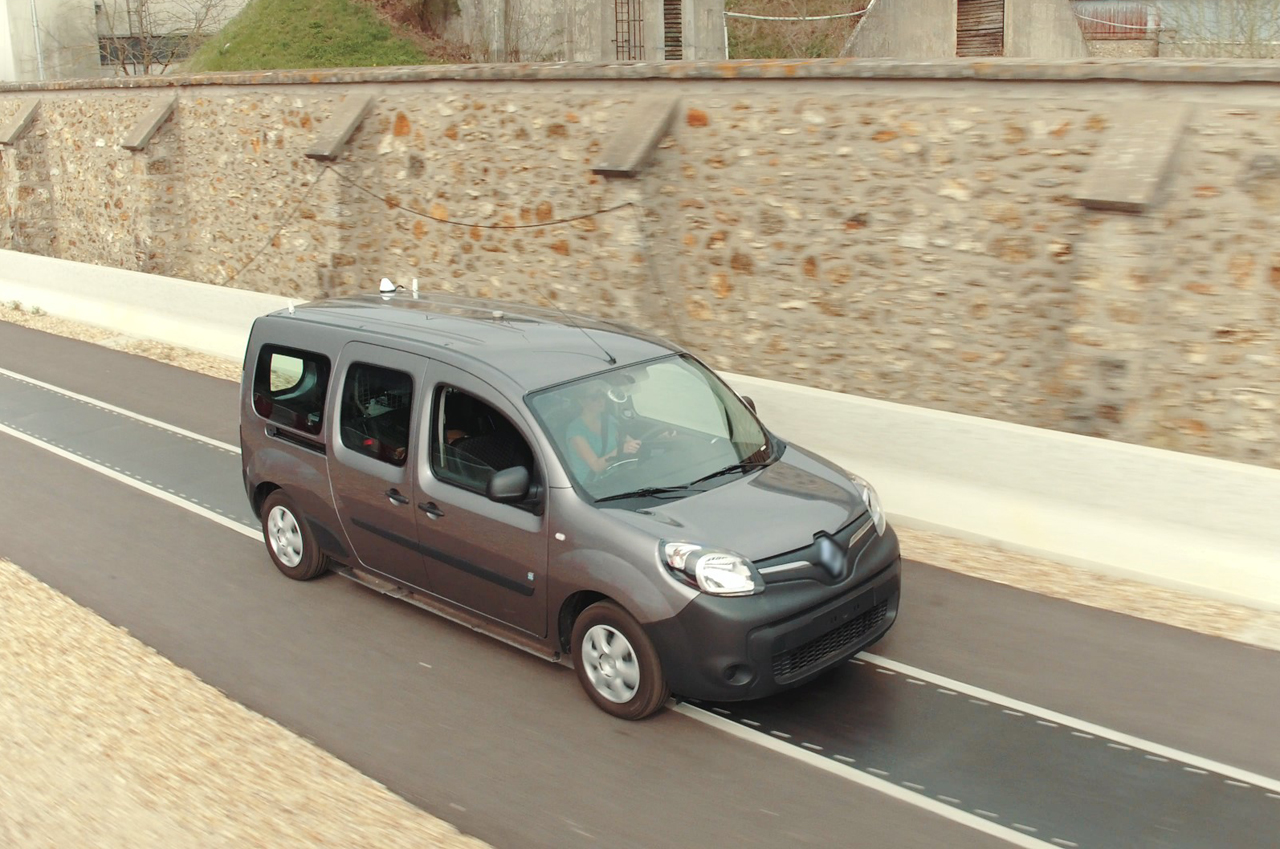 Renault doet mee in een proef om te komen tot rijdend opladen via inductie.