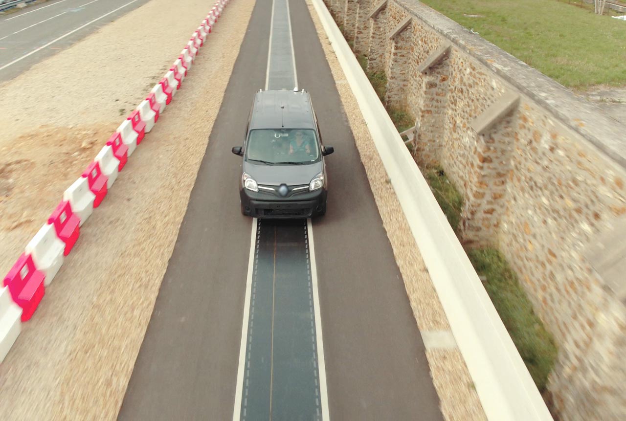 Renault doet mee in een proef om te komen tot rijdend opladen via inductie.
