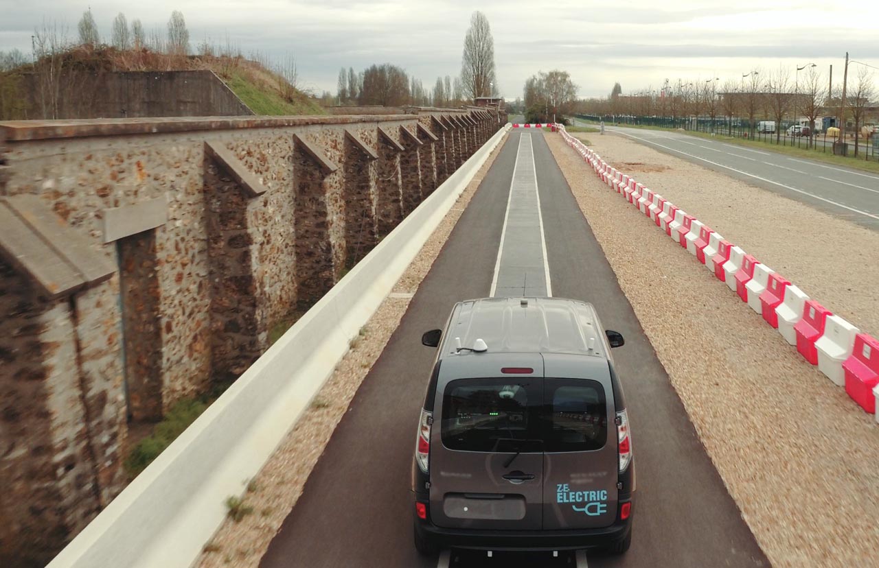 Renault doet mee in een proef om te komen tot rijdend opladen via inductie.