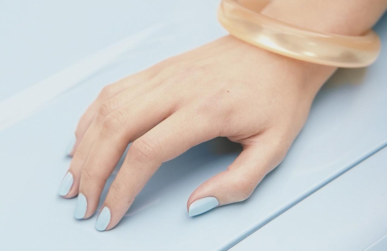 Renault lanceert een nagellak die ook kan worden gebruikt om de lak van de auto bij te tippen.