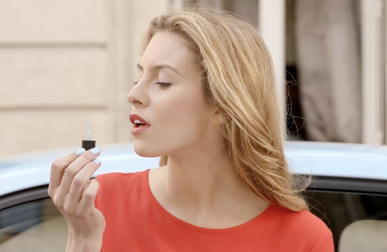 Renault lanceert een nagellak die ook kan worden gebruikt om de lak van de auto bij te tippen.