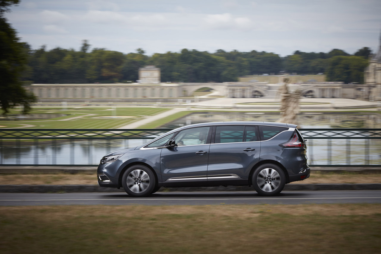 Renault voorziet de Espace niet alleen van een nieuwe benzinemotor, maar komt met tal van verbeteringen op detailniveau.
