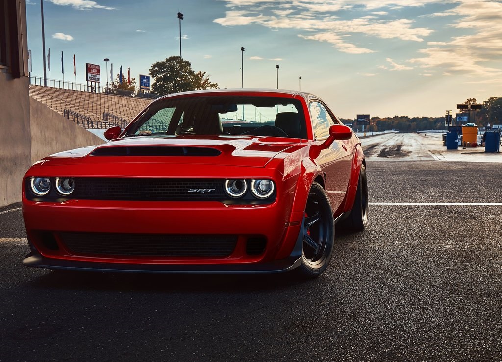 Na een uitgebreide teasercampagne is de auto nu dan officieel: de Dodge Challenger SRT Demon. De dikste uitvoering van de auto en meteen ook de snelst accelererende productieauto.