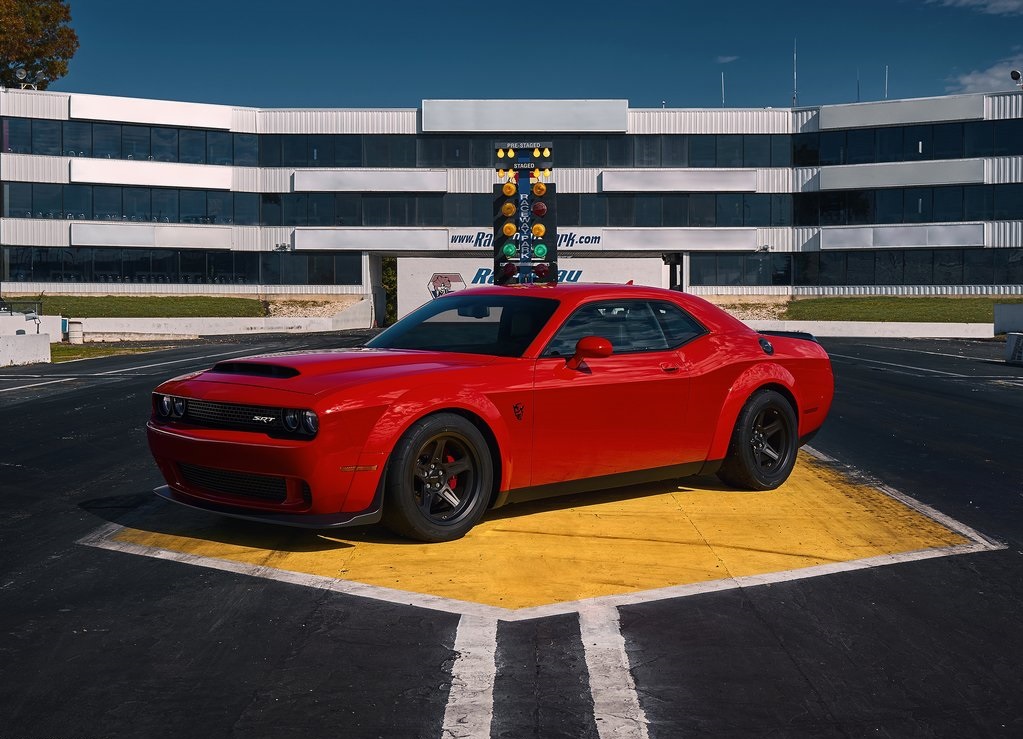 Na een uitgebreide teasercampagne is de auto nu dan officieel: de Dodge Challenger SRT Demon. De dikste uitvoering van de auto en meteen ook de snelst accelererende productieauto.