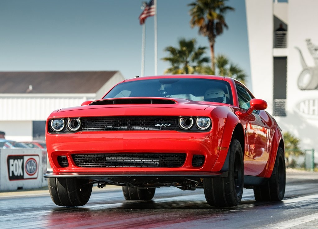 Na een uitgebreide teasercampagne is de auto nu dan officieel: de Dodge Challenger SRT Demon. De dikste uitvoering van de auto en meteen ook de snelst accelererende productieauto.