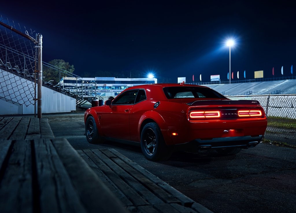 Na een uitgebreide teasercampagne is de auto nu dan officieel: de Dodge Challenger SRT Demon. De dikste uitvoering van de auto en meteen ook de snelst accelererende productieauto.