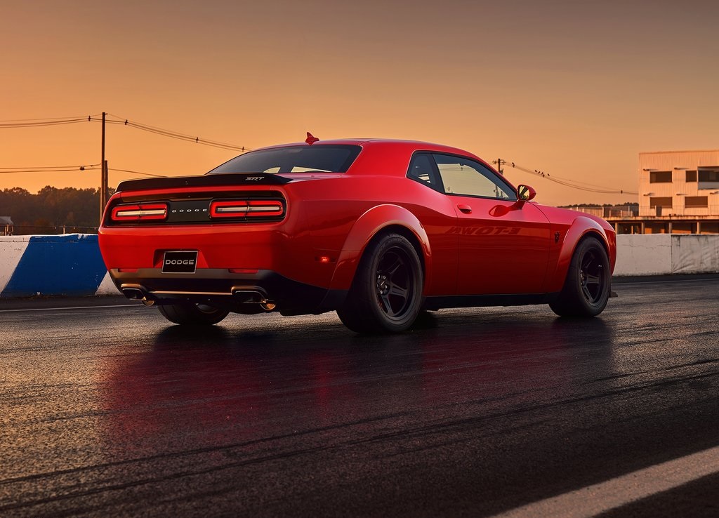 Na een uitgebreide teasercampagne is de auto nu dan officieel: de Dodge Challenger SRT Demon. De dikste uitvoering van de auto en meteen ook de snelst accelererende productieauto.