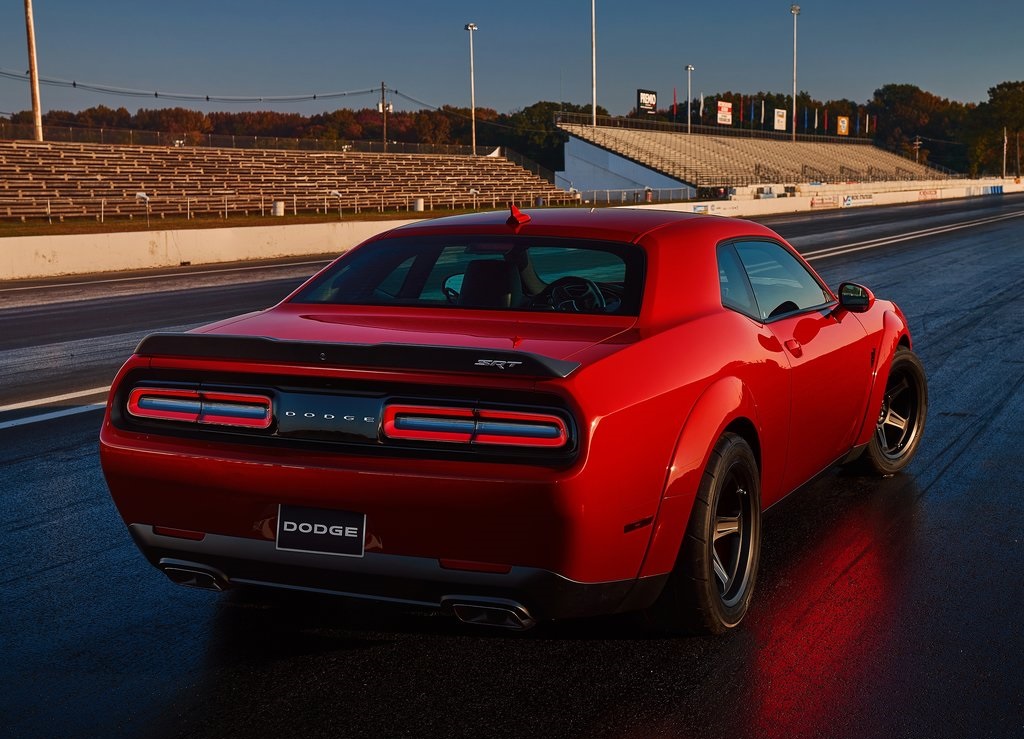 Na een uitgebreide teasercampagne is de auto nu dan officieel: de Dodge Challenger SRT Demon. De dikste uitvoering van de auto en meteen ook de snelst accelererende productieauto.