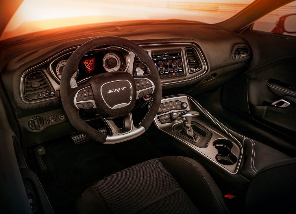 Na een uitgebreide teasercampagne is de auto nu dan officieel: de Dodge Challenger SRT Demon. De dikste uitvoering van de auto en meteen ook de snelst accelererende productieauto.
