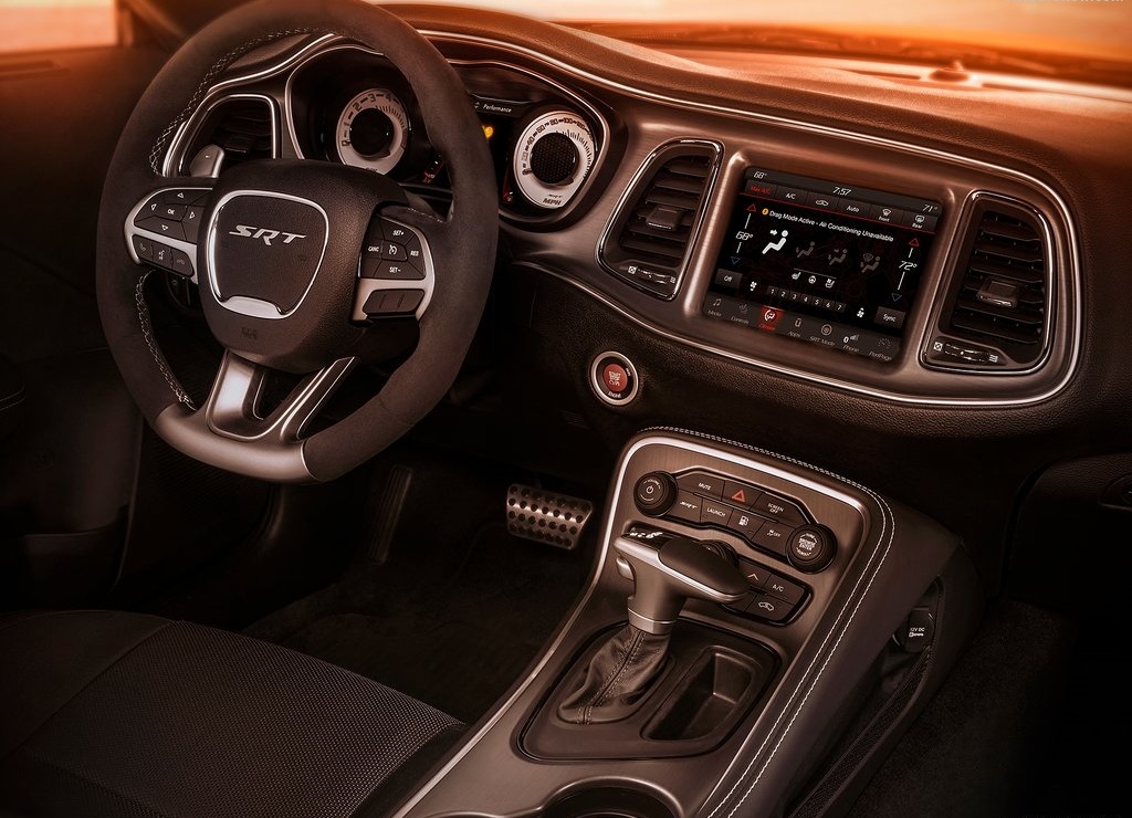 Na een uitgebreide teasercampagne is de auto nu dan officieel: de Dodge Challenger SRT Demon. De dikste uitvoering van de auto en meteen ook de snelst accelererende productieauto.