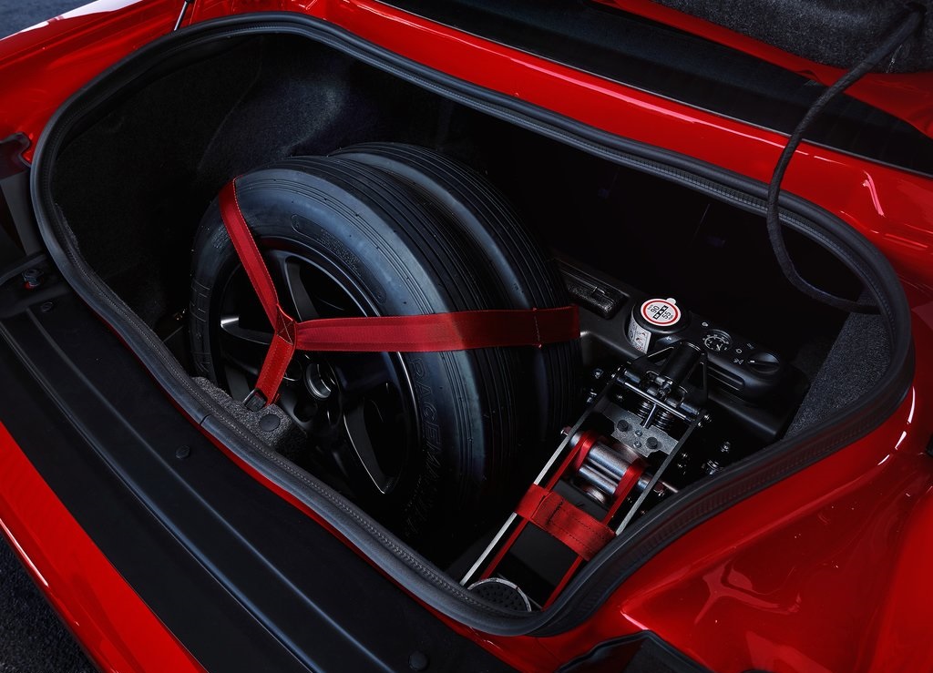 Na een uitgebreide teasercampagne is de auto nu dan officieel: de Dodge Challenger SRT Demon. De dikste uitvoering van de auto en meteen ook de snelst accelererende productieauto.