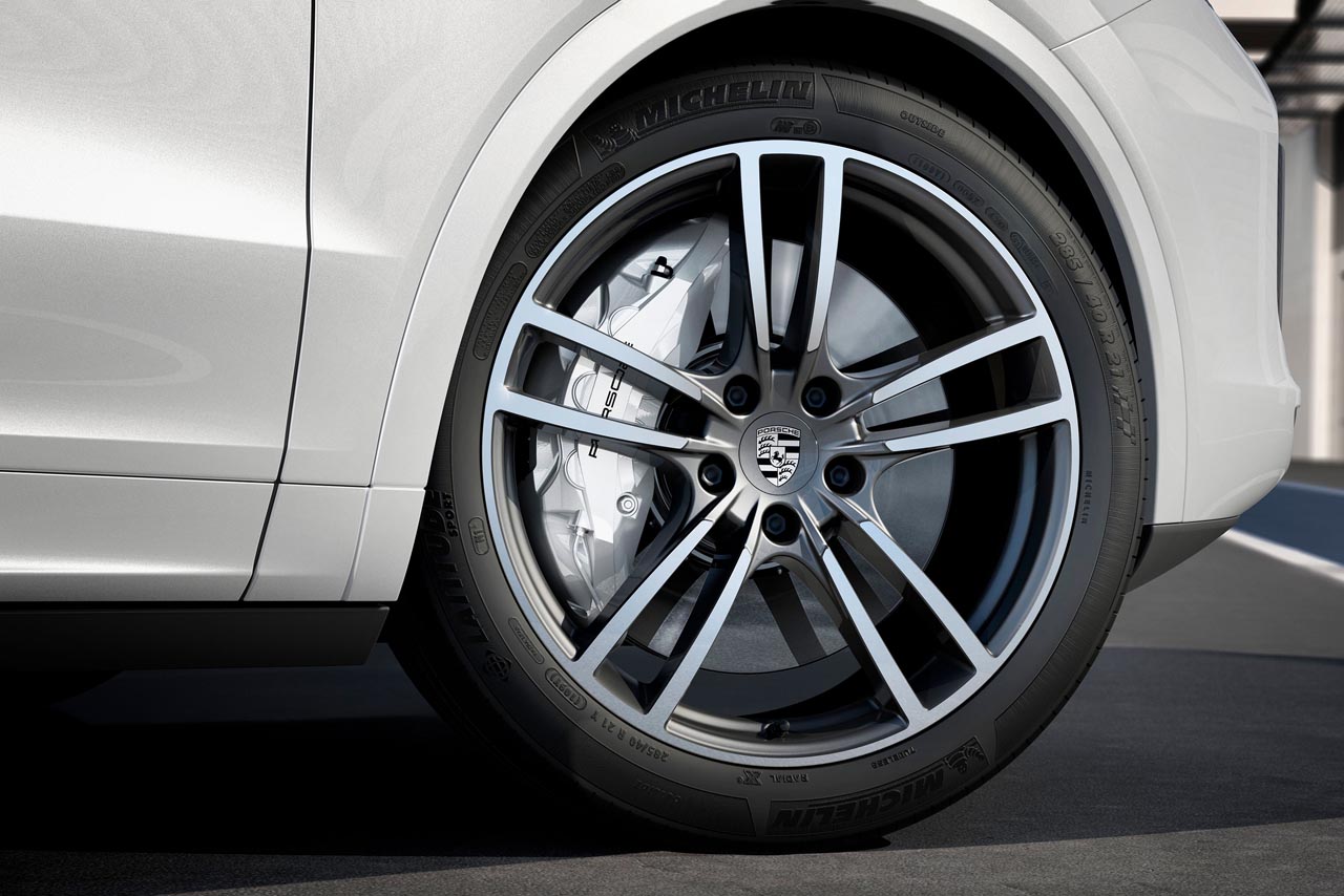 Porsche lanceert een nieuw type remmen op de Cayenne Turbo van wolfraamcarbide.