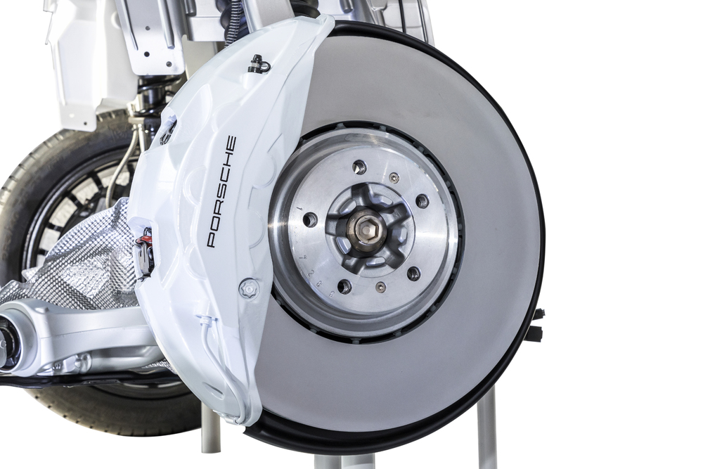 Porsche lanceert een nieuw type remmen op de Cayenne Turbo van wolfraamcarbide.