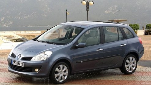 Als je directe concurrent een auto heeft die goed verkoopt, dan kan je zelf als automerk natuurlijk niet achterblijven. Op de fotos zien we dan ook het antwoord van Renault op de Peugeot 207 SW.