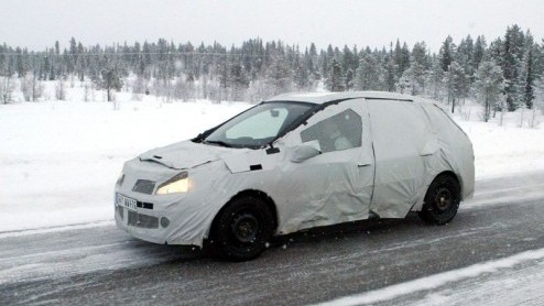 Als je directe concurrent een auto heeft die goed verkoopt, dan kan je zelf als automerk natuurlijk niet achterblijven. Op de fotos zien we dan ook het antwoord van Renault op de Peugeot 207 SW.