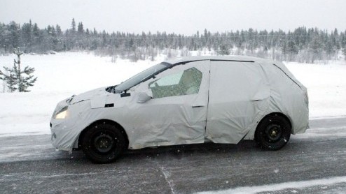 Als je directe concurrent een auto heeft die goed verkoopt, dan kan je zelf als automerk natuurlijk niet achterblijven. Op de fotos zien we dan ook het antwoord van Renault op de Peugeot 207 SW.