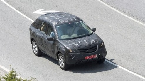 In 2006 liet Renault in Parijs al een concept zien van een vierwielaangedreven auto. Er is flink wat tijd overheen gegaan voor we weer wat hoorden van dit project, maar het merk is druk aan het testen