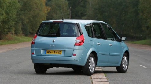 Renault is al jaren marktleider in de klasse die het zelf heeft uitgevonden, die van de midi-MPVs. En met dat succes gaan de Fransen voorzichtig om, want bijna elk jaar is er wel een kleine veranderi