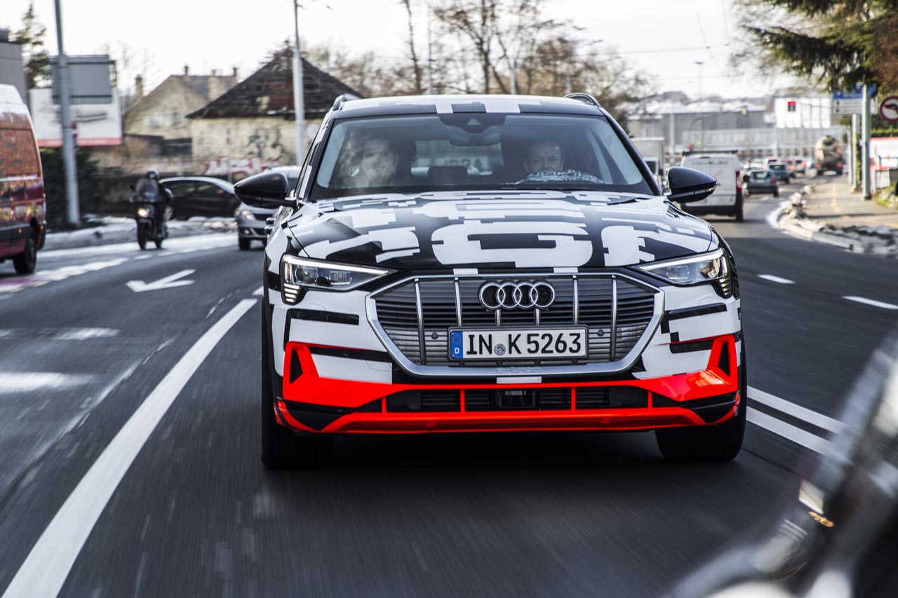 Audi gaat de e-tron vanaf begin 2019 leveren. Er kan nu al een reservering worden gemaakt.