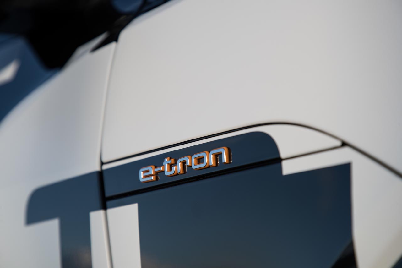 Audi gaat de e-tron vanaf begin 2019 leveren. Er kan nu al een reservering worden gemaakt.
